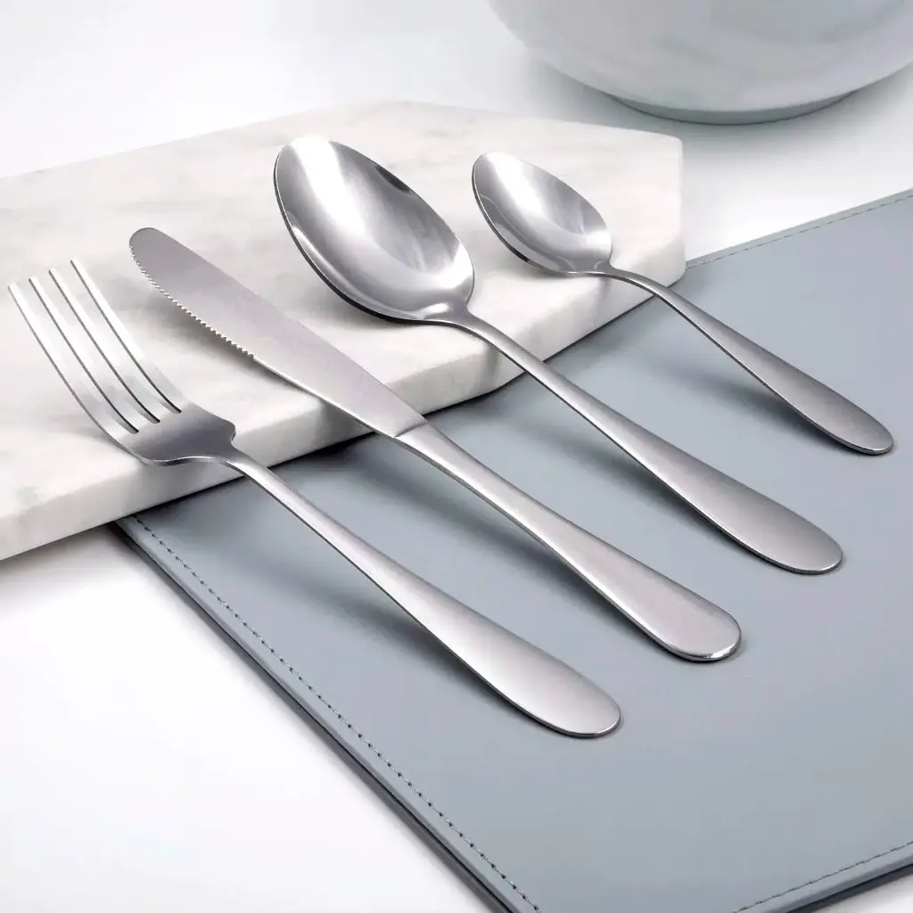 Juego de cubiertos 24 piezas plateado con estuche 